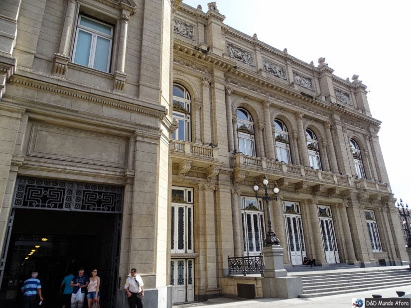 Entrada lateral do Teatro Colón na Plaza del Vaticano - Buenos Aires