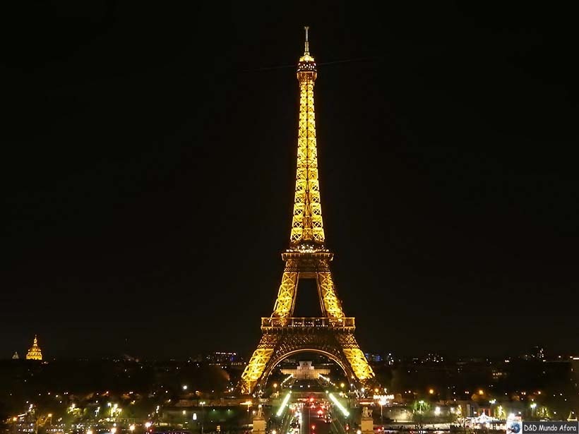 Torre Eiffel à noite 