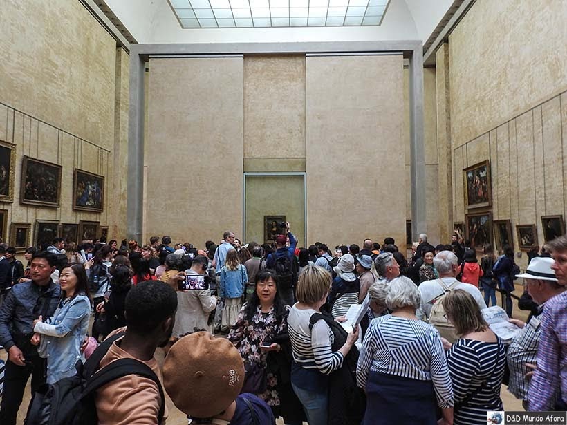 Todo mundo querendo uma foto com a Mona Lisa no Museu do Louvre 