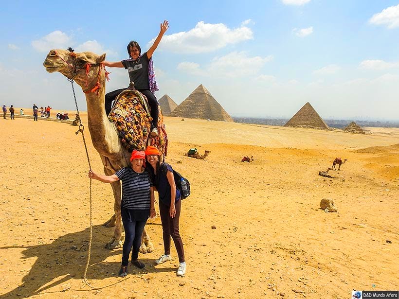 Passeio de camelo no complexo de Gizé - Pirâmides do Egito: saiba como visitar