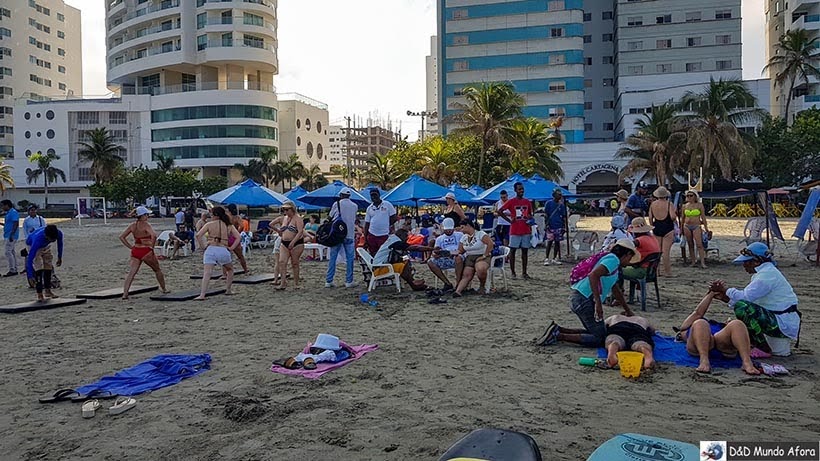 Massagem e vendedores na Praia de Bocagrande - Diário de bordo: 4 dias em Cartagena, Colômbia