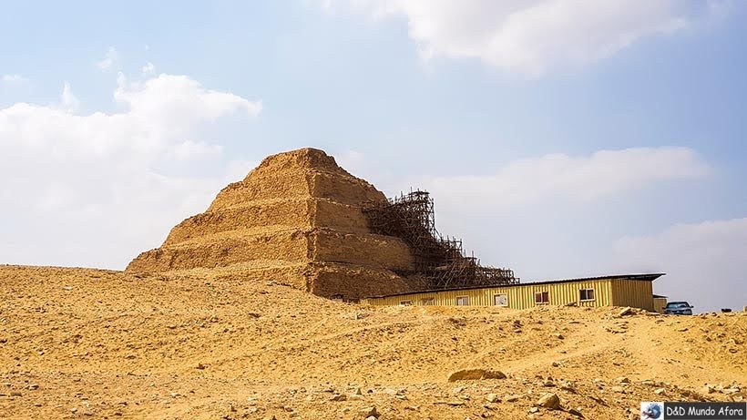 Primeira pirâmide egípcia em Saqqara, Egito