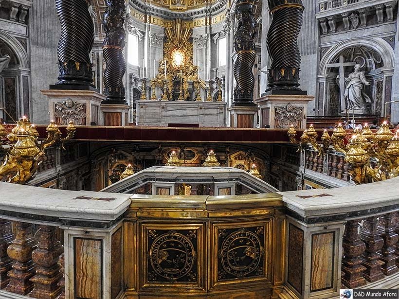 Altar sobre o túmulo de São Pedro na Basílica - O que fazer no Vaticano