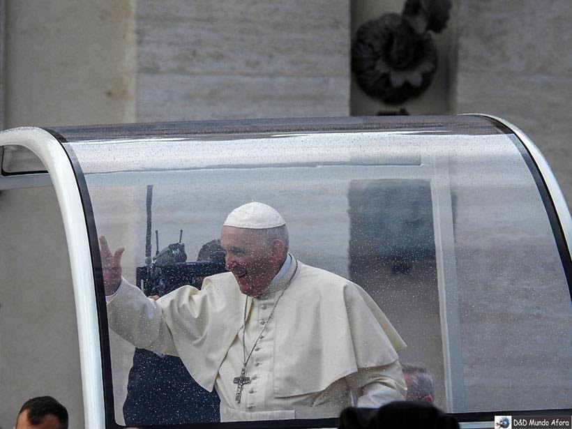 Papa Francisco chegando para sua audiência das quartas-feiras 