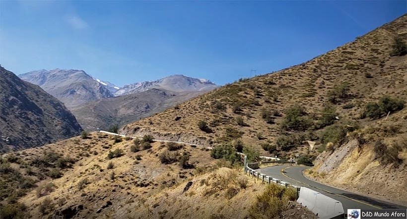 Uma das 60 curvas para chegar ao Valle Nevado - Diário de Bordo Chile: 8 dias em Santiago e arredores