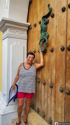 Aldrava de iguana na porta histórica de Cartagena - O que fazer em Cartagena, Colômbia