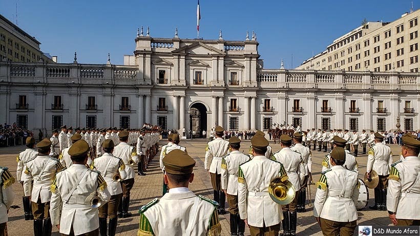 Troca da guarda em frente ao Palácio de la Moneda - o que fazer em Santiago