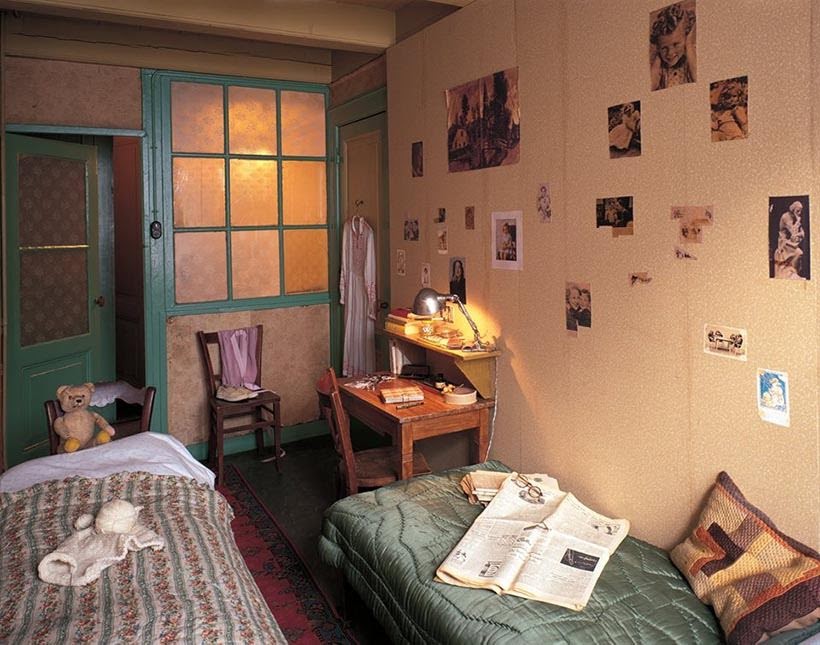 Foto do quarto de Anne Frank no museu em Amsterdam. Foto: www.annefrank.org