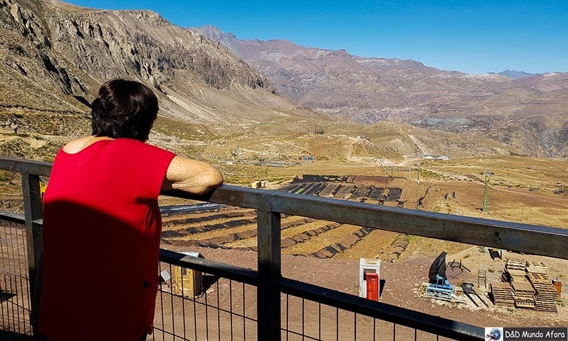 Mamis contemplando as áreas do Parque Farellones - Valle Nevado no verão