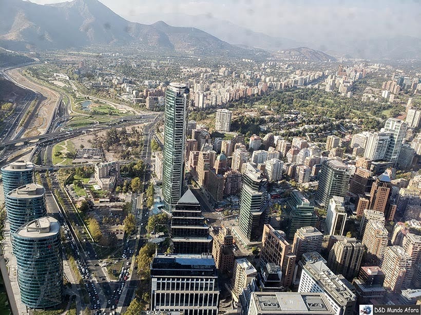 Santiago vista do alto do Sky Costanera no Chile