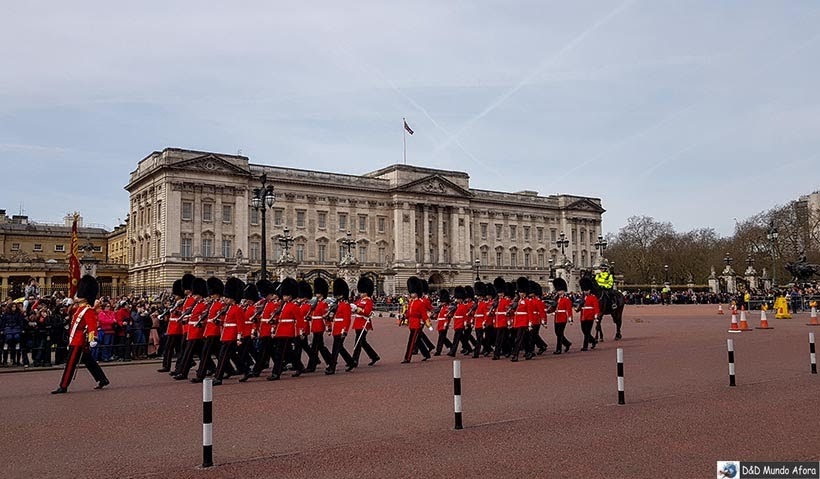 Guardas reais durante cerimônia da troca de guarda em Londres