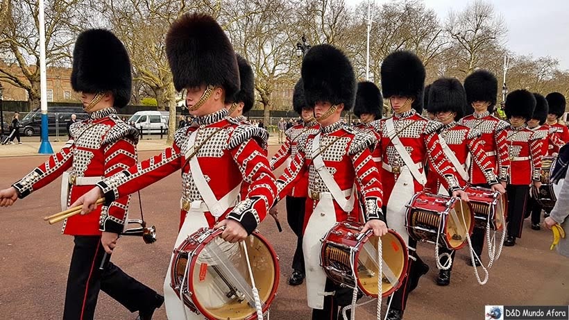Guardas reais durante cerimônia da troca de guarda de Londres