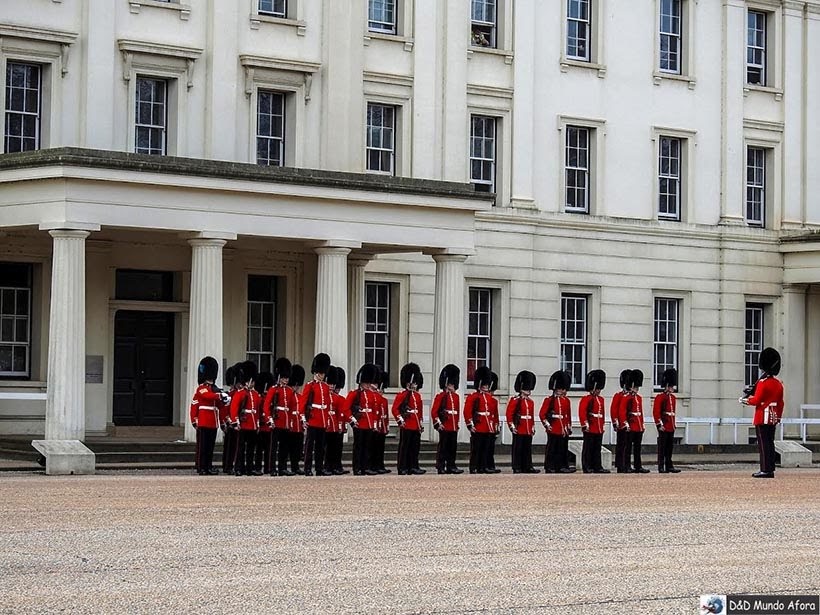 News Guards durante inspeção no quartel Wellington Barracks - Troca de guarda em Londres
