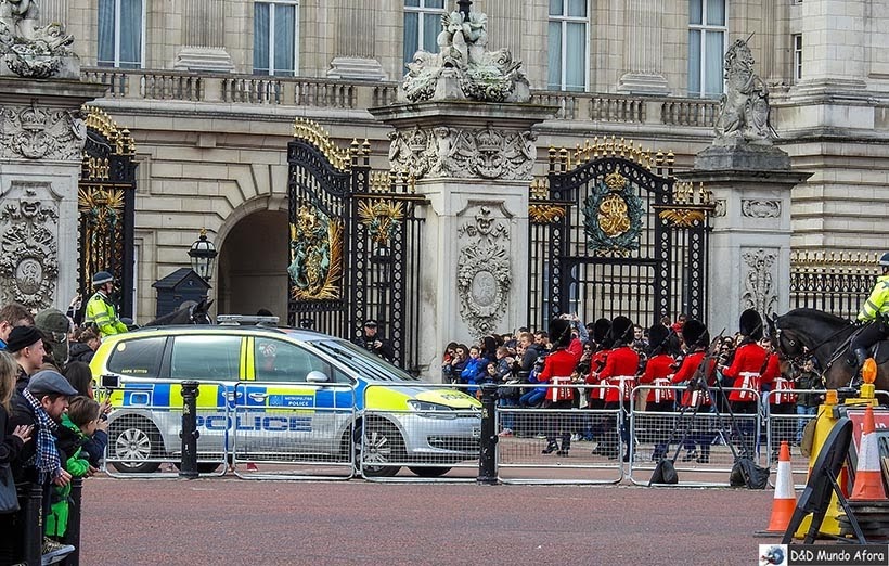 Guardas entrando no palácio durante a cerimônia