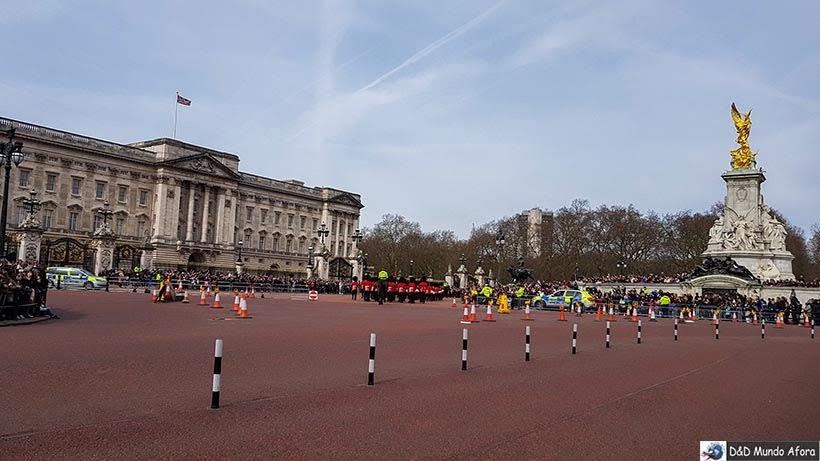 Guardas saem do Palácio de St. James e seguem para Buckingham - Troca da guarda em Londres