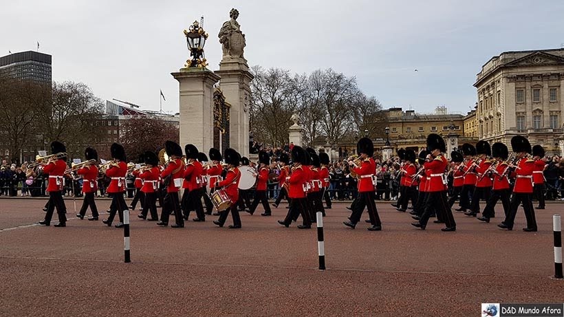 Guardas reais durante cerimônia da troca de guarda em Londres