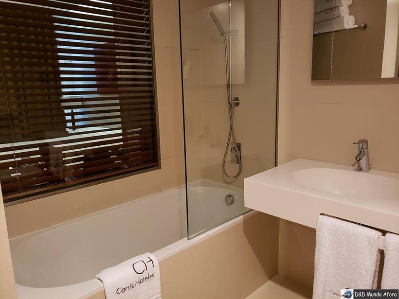 Banheiro do Hotel Carris Porto Ribeira: onde ficar no Porto