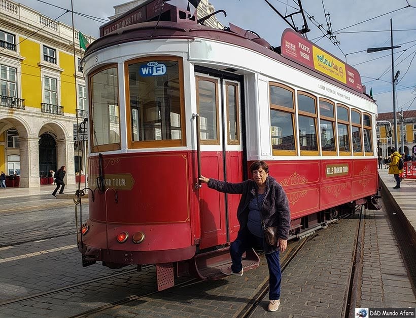 Mamis modelando no Bondinho de Lisboa, Portugal