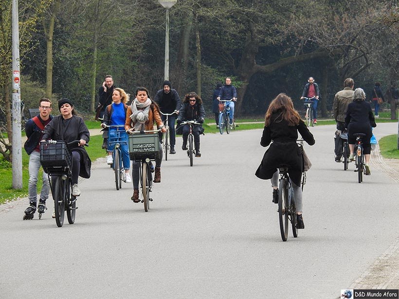 Bicicletas no parque em Amsterdam