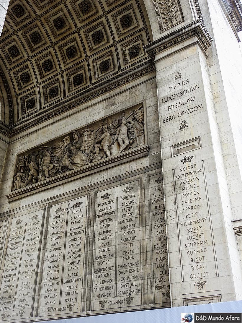 Nomes das batalhas e dos generais gravados no Arco do Triunfo