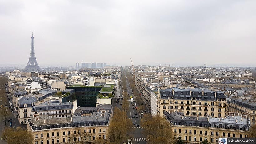 Imponente Torre Eiffel e avenidas de Paris vistas do alto do Arco do Triunfo