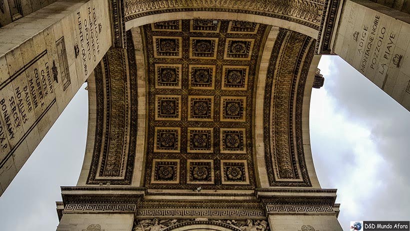 Detalhe da parte superior do monumento em Paris