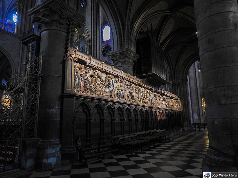 Espaço com painel com as cenas da vida de Jesus esculpidas em madeira