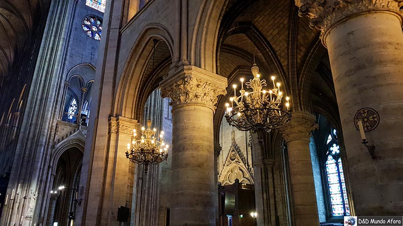 Castiçais e colunas imponentes da catedral de Notre Dame de Paris