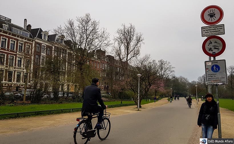 Bicicletas no Vondelpark Amsterdam