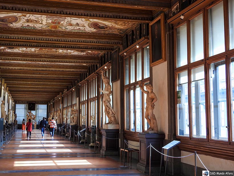Um dos corredores da Galeria Uffizi 