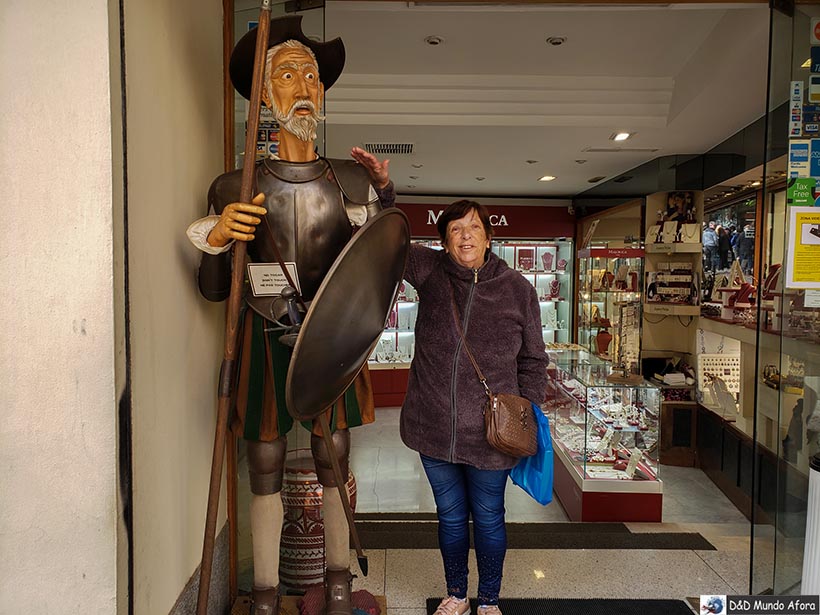 amis e o Don Quixote de La Mancha, em Toledo, Espanha