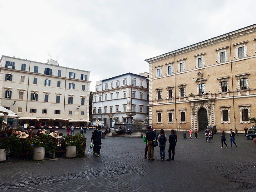  Piazza Santa Maria in Trastevere - foto: Wikimedia Commons