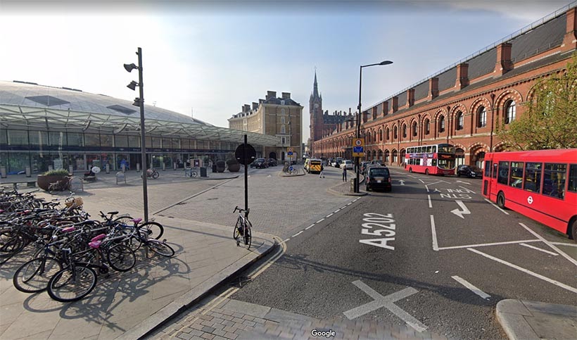 Estação St. Pancreas (à direita) fica em frente à King's Cross (à esquerda)
