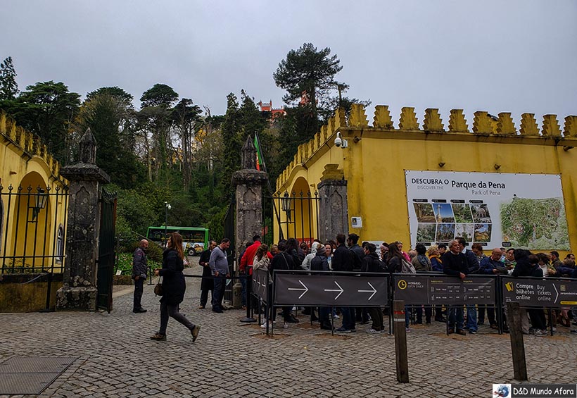 Fila para entrar no Palácio da Pena