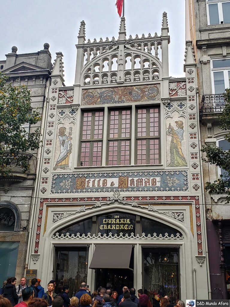 Fachada da Escadaria da Livraria Lello, centro histórico do Porto