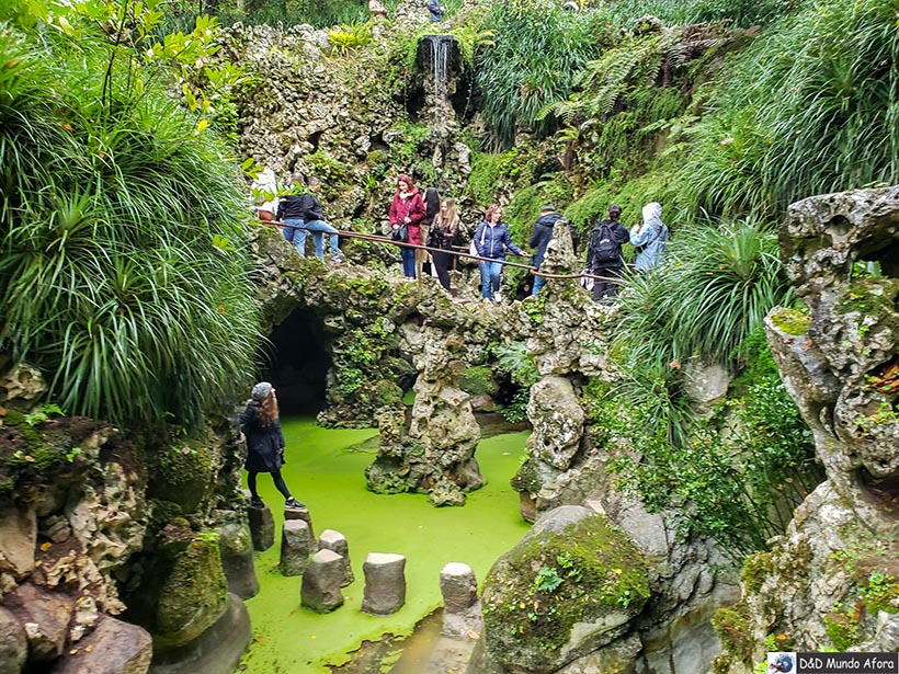 Lago de água verde na saída da torre invertida na Quinta da Regaleira, em Sintra