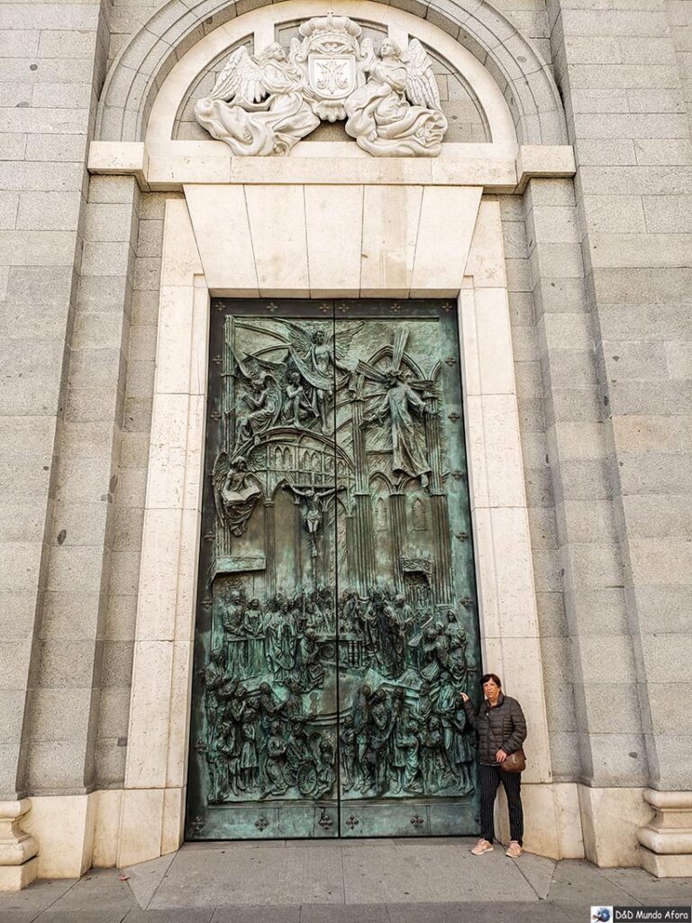Mamis em frente à Porta central - Catedral de la Almudena