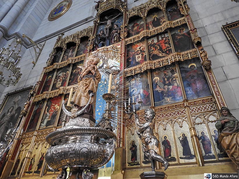 Mais um ângulo do altar suspenso na Catedral de la Almudena