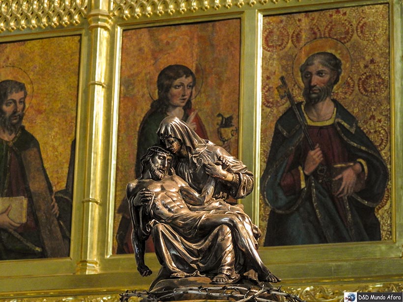 Mais um ângulo da imagem de Maria com Jesus Cristo nos braços