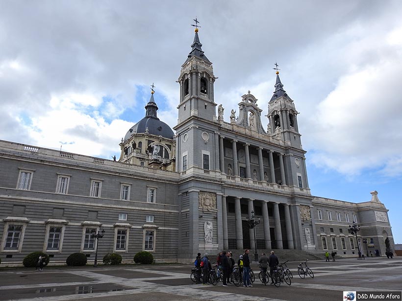 Fachada da Catedral de la Almudena em frente ao Palácio Real