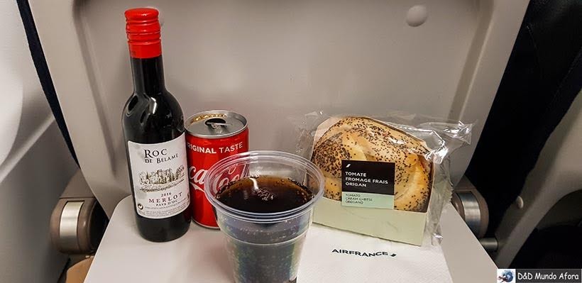 Vinho entregue durante o voo virou presente para família - como economizar nas viagens