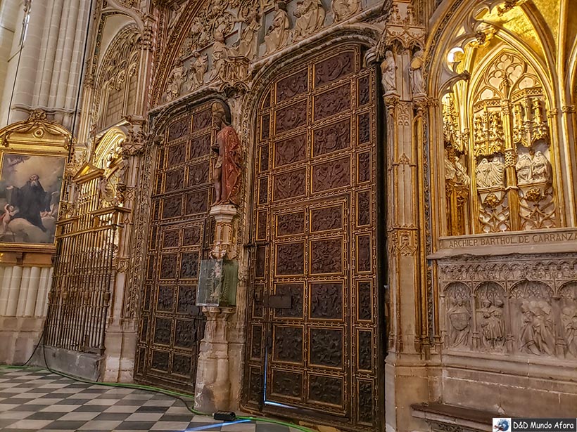 Detalhe das portas na Catedral