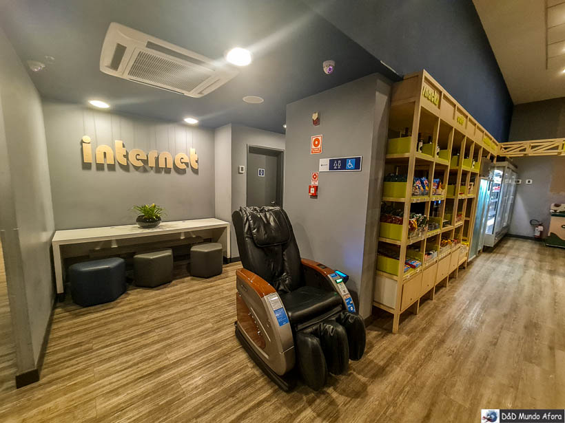 Espaço de trabalho com internet e cadeira de massagem