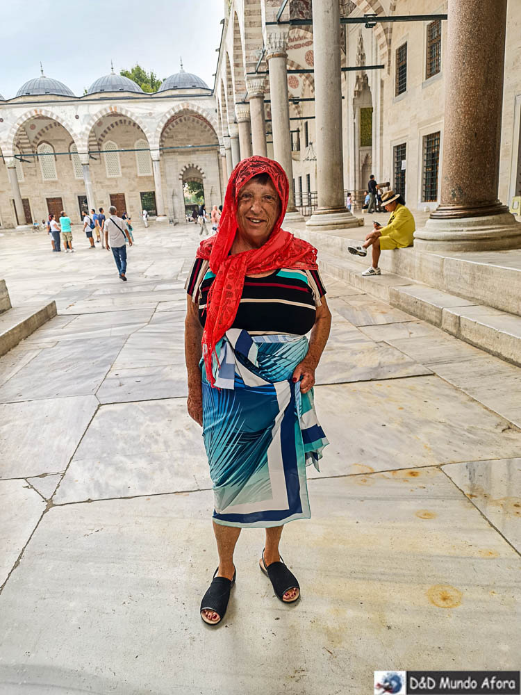Mamis com seu look para entrar na mesquita Azul, em Istambul - viagem Turquia