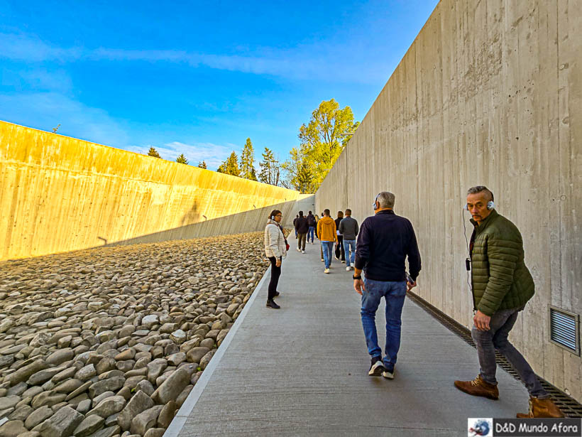 Espaço onde ouvimos os nomes das vítimas do holocausto - Campo de concentração de Auschwitz