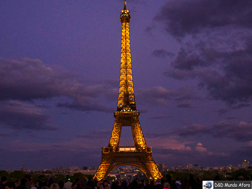 Torre Eiffel em Paris à noite - roteiro Europa